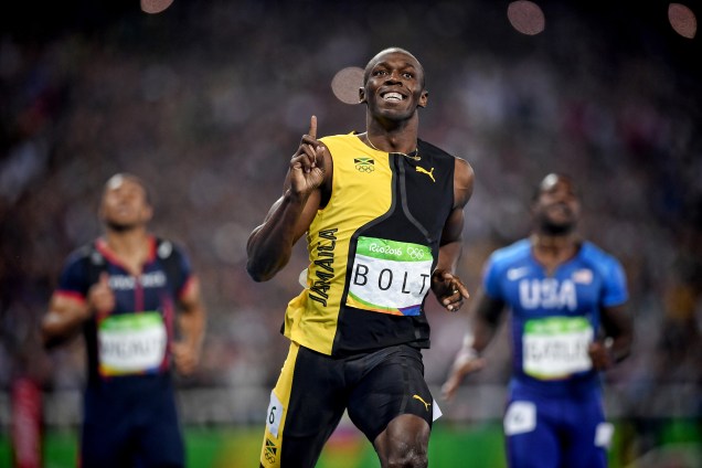 O velocista jamaicano Usain Bolt vence a prova dos 100m rasos, leva a medalha de ouro e faz história, sendo o único tricampeão olímpico na história da modalidade nos Jogos Olímpicos - 14/08/2016