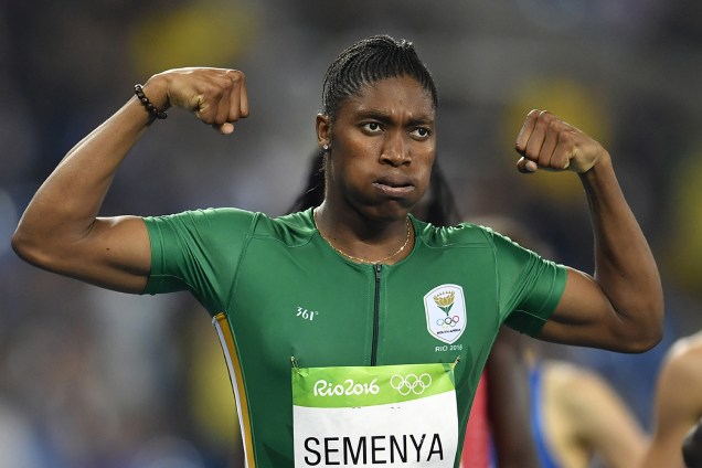 A atleta sul-africana Caster Semenya comemora após vencer a prova dos 800m feminina no Estádio Olímpico - 20/08/2016