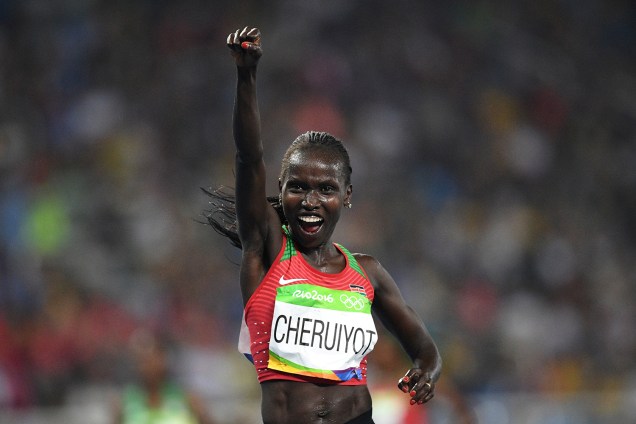 Velocista queniana Vivian Jepkemoi Cheruiyot comemora vitória na final da prova de 5000m nos Jogos Olímpicos Rio-2016