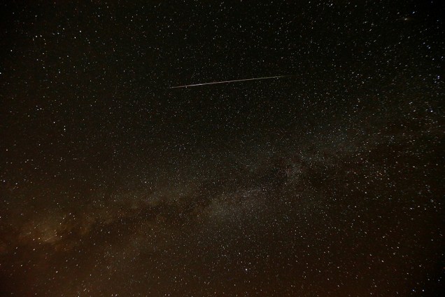Meteoro corta o céu de Mitzpe Ramon, em Israel, durante a Perseida, chuva anual de meteoros - 12/08/2016