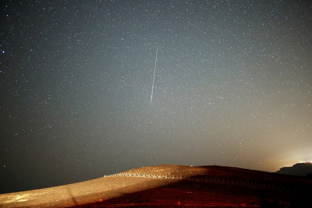 Meteoro corta o céu de Mitzpe Ramon, em Israel, durante a Perseida, chuva anual de meteoros, que registra aproximadamente 40 estrelas-cadentes por hora - 12/08/2016