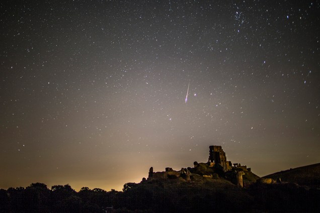 Meteoro corta o céu de Corfe Castle, no Reino Unido, durante a Perseida, chuva anual de meteoros, que registra aproximadamente 40 estrelas-cadentes por hora - 12/08/2016