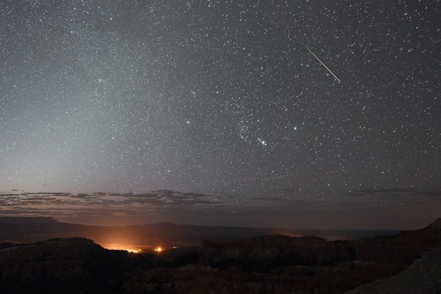 Fotógrafo registra um meteoro cortando o céu do Parque Nacional Bryce Canyon, em Utah, nos Estados Unidos, pouco antes do amanhecer - 12/08/2016