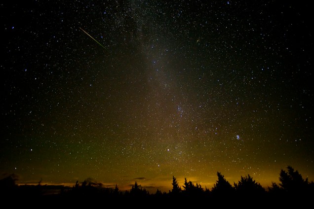 Fotógrafo registra um meteoro cortando o céu de Virgínia do Oeste, nos Estados Unidos, pouco antes do amanhecer - 12/08/2016