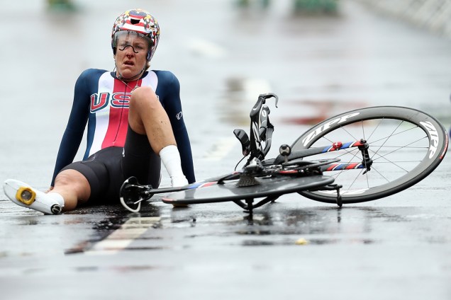 A americana Kristin Armstrong desaba no chão após conquistar a medalha de ouro na prova de ciclismo contrarrelógio, nas Olimpíadas Rio 2016