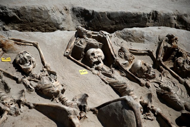 Os esqueletos ainda estavam presos com por grilhões de ferro