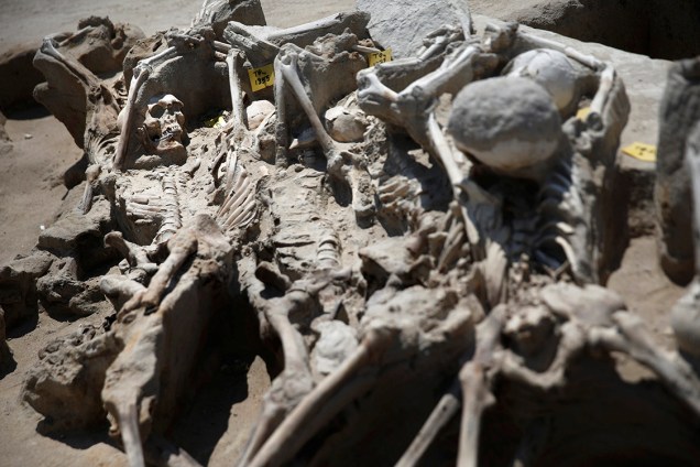 Os esqueletos ainda estavam presos com por grilhões de ferro