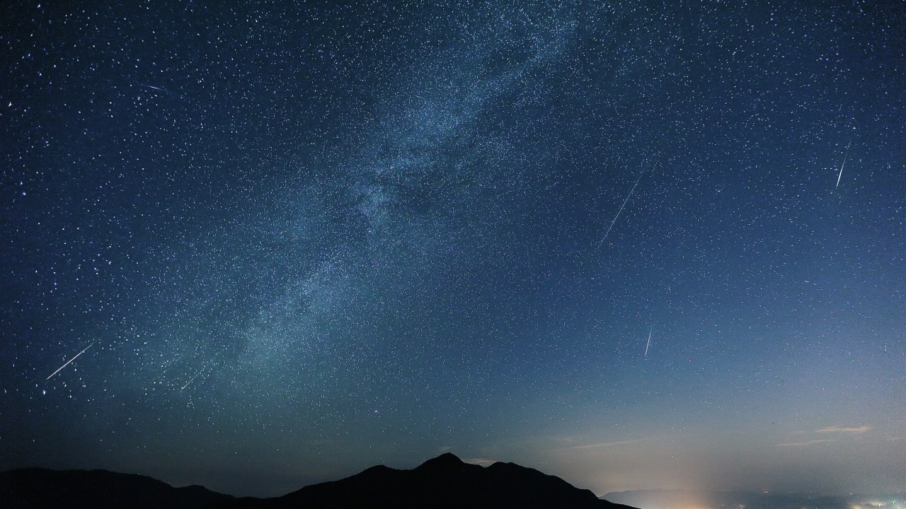 Chuva anual de meteoros, Perseida, vista no céu de Zheijang, na China
