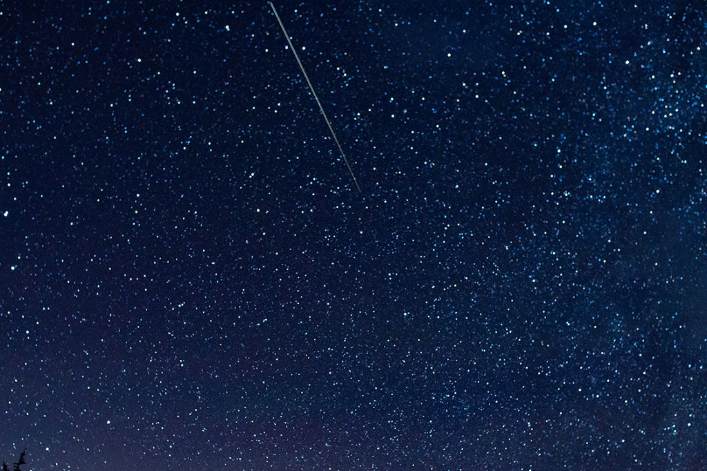 Meteoro cruza o céu do estado de Virgínia do Oeste, nos Estados Unidos, durante a Perseida, chuva anual de meteoros (2015)