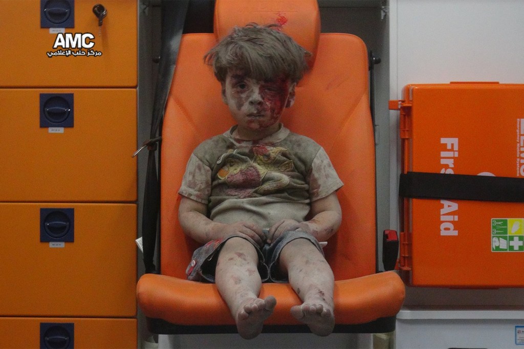 Menino aparece ferido em ambulância após confronto em Aleppo, na Síria - 17/08/2016