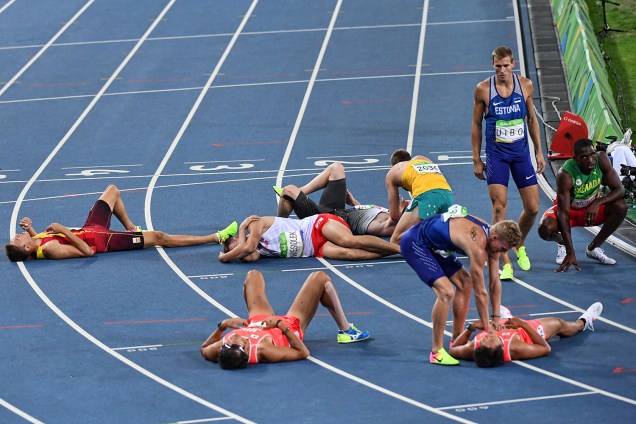 Atletas descansam após a prova de 1500m de decatlo masculino - 18/08/2016