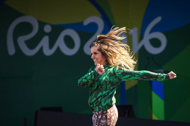 Dançarina se apresenta para as delegações da Irlanda, Ruanda, Turcomenistão e Afeganistão durante cerimônia de boas-vindas à Vila Olímpica no Rio de Janeiro - 01/08/2016
