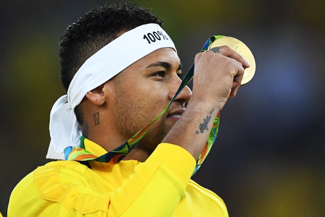 Neymar recebe a medalha de ouro após Brasil vencer a Alemanha nos Jogos Olímpicos Rio 2016
