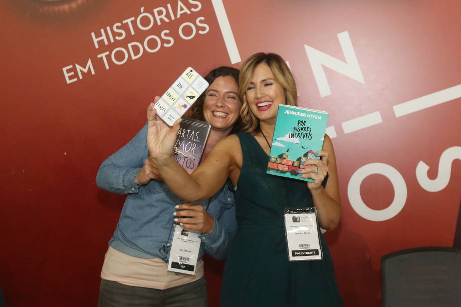As autoras Ava Dellaira e Jennifer Niven durante o segundo dia da 24ª Bienal do Livro de São Paulo, no pavilhão de exposições do Anhembi, em São Paulo (SP) - 27/08/2016