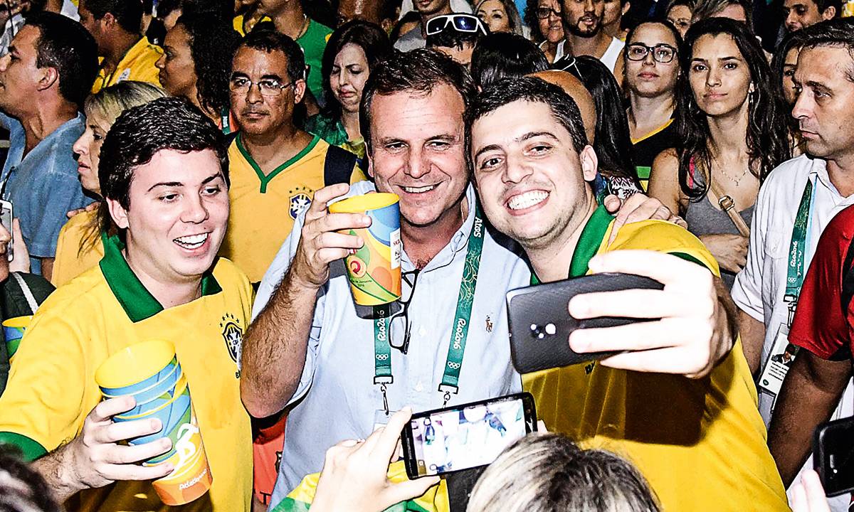 É HOJE O DIA - Paes e a selfie no Parque Olímpico: samba, cerveja e política