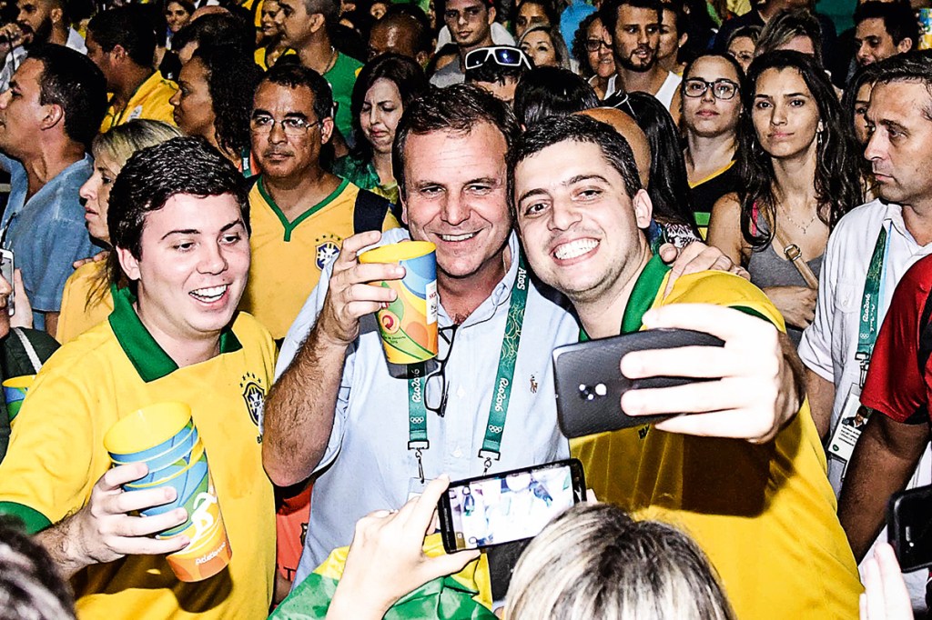É HOJE O DIA - Paes e a selfie no Parque Olímpico: samba, cerveja e política