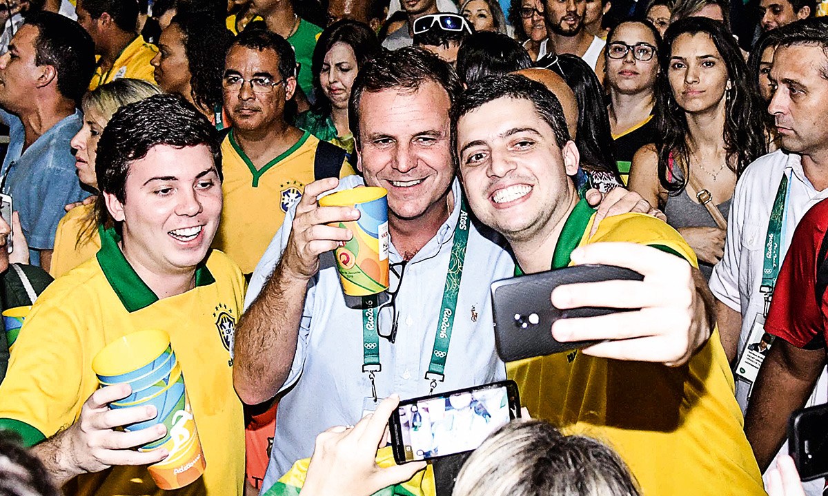 É HOJE O DIA - Paes e a selfie no Parque Olímpico: samba, cerveja e política