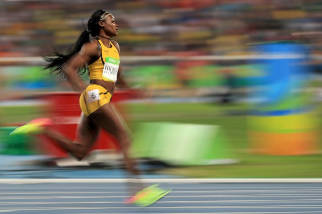 Elaine Thompson, velocista jamaicana compete na final da prova de 200m rasos