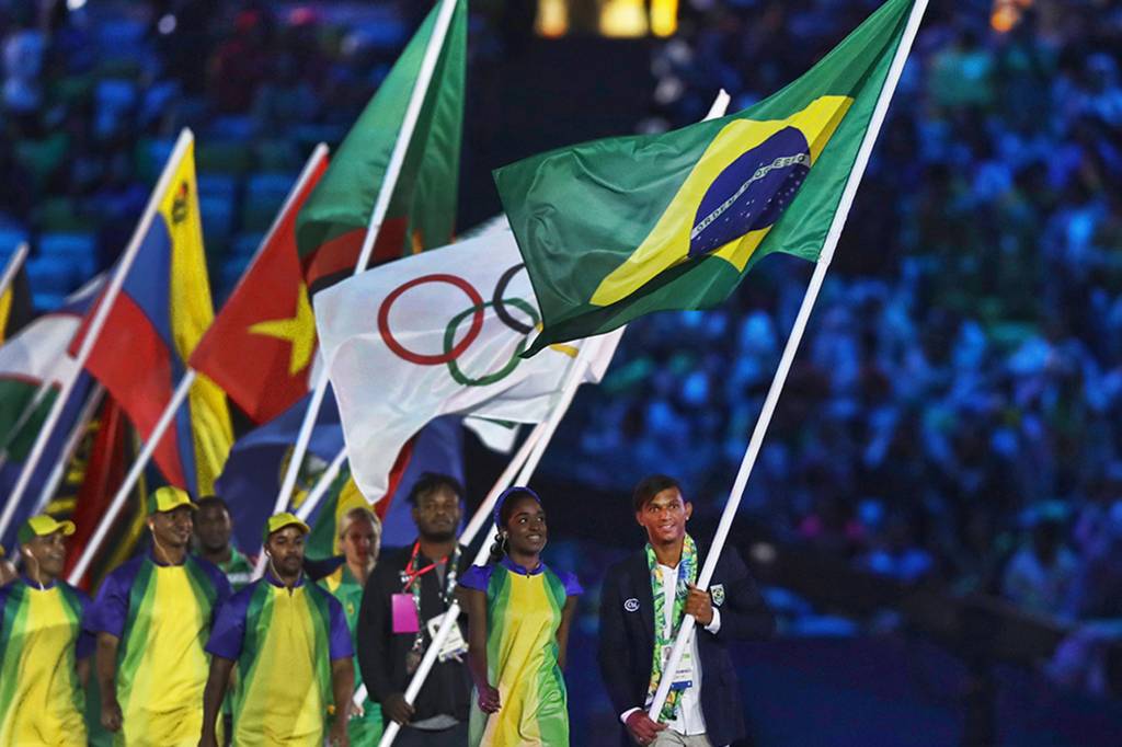 O canoista Isaquias Queiroz entra com a bandeira do Brasil durante a cerimônia de encerramento da Rio-2016