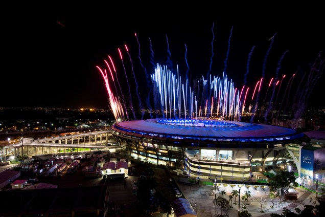 Fogos são fotografados no estádio do Maracanã, como ensaio da cerimônia de abertura da Olimpíada Rio 2016 - 01/08/2016