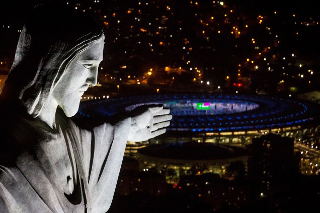Cristo Redentor é fotografada com estádio do Maracanã ao fundo, durant ensaios para abertura da Olimpíada Rio 2016 - 01/08/2016