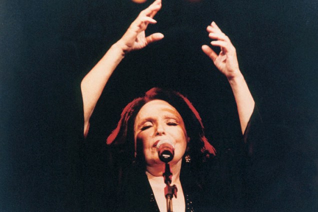 A atriz e cantora Bibi Ferreira durante show - 28/01/2004