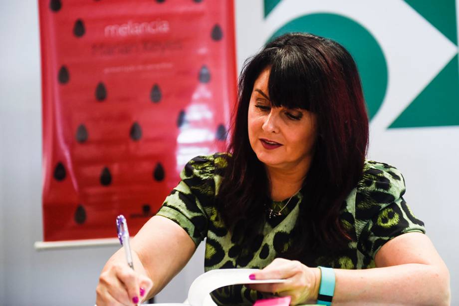 A escritora irlandesa Marian Keyes durante sessão de autógrafos na 24ª Bienal Internacional do Livro de São Paulo, realizada no Pavilhão de Exposições do Anhembi - 28/08/2016