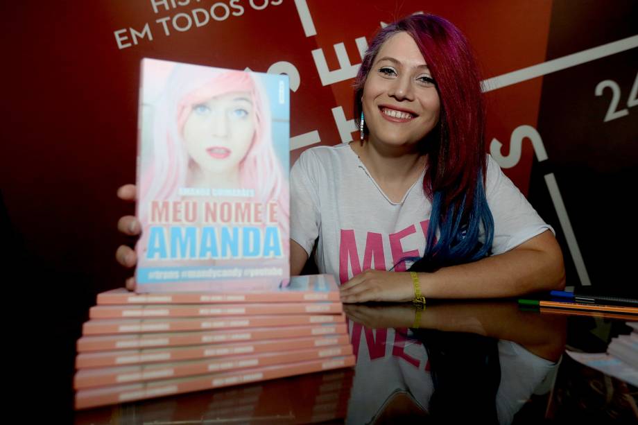 A youtuber Mandy Candy lança o seu livro durante o segundo dia da 24ª Bienal Internacional do Livro de São Paulo, realizada no Pavilhão do Anhembi -  27/08/2016