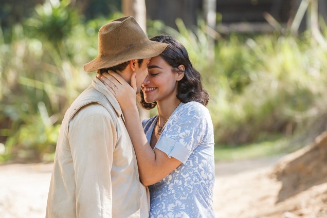 Filomena (Debora Nascimento) e Candinho (Sergio Guizé), se beijam em cena da novela 'Êta Mundo Bom'