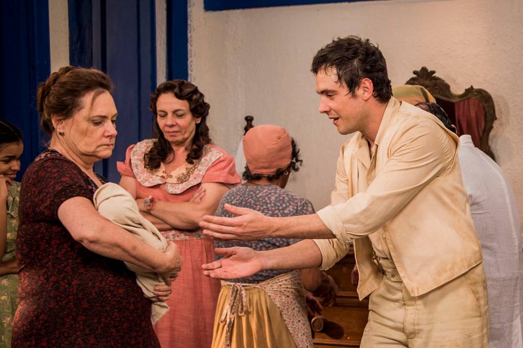 Êta Mundo Bom Candinho (Sergio Guizé) e Cunegundes (Elizabeth Savala), em cena da novela 'Êta Mundo Bom'