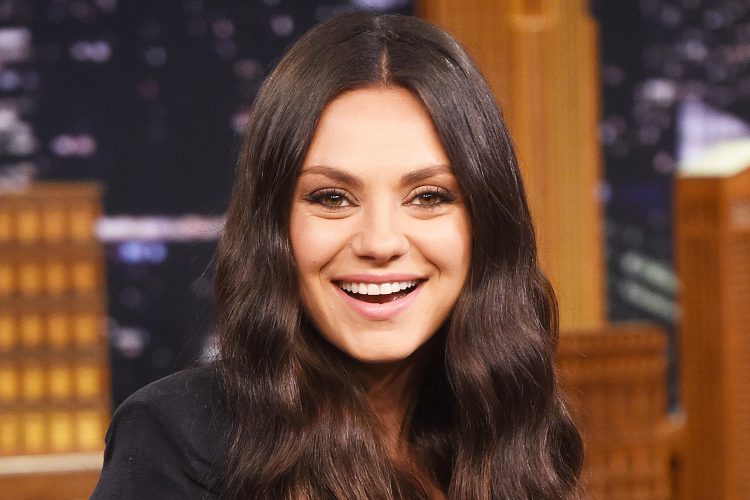 A atriz Mila Kunis durante entrevista no programa do apresentador americano Jimmy Fallon, em Nova York - 20/07/2016