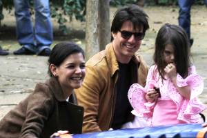 Os atores Tom Cruise, Katie Holmes e a filha Suri Cruise