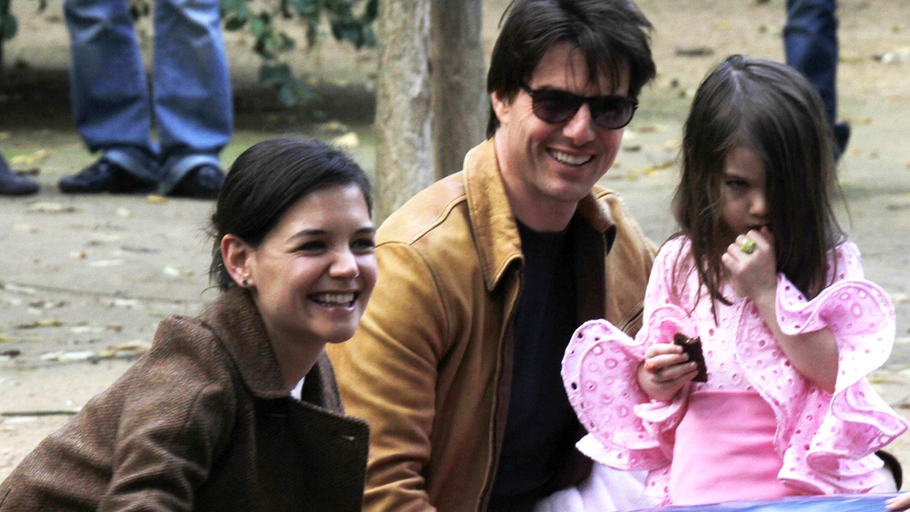 Os atores Tom Cruise, Katie Holmes e a filha Suri Cruise, no Maria Luisa Park, em Sevilla, na Espanha - 09/12/2009