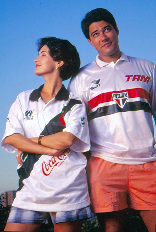 Fátima Bernardes com a camisa do Vasco e William Bonner com a camisa do São Paulo, em 1995