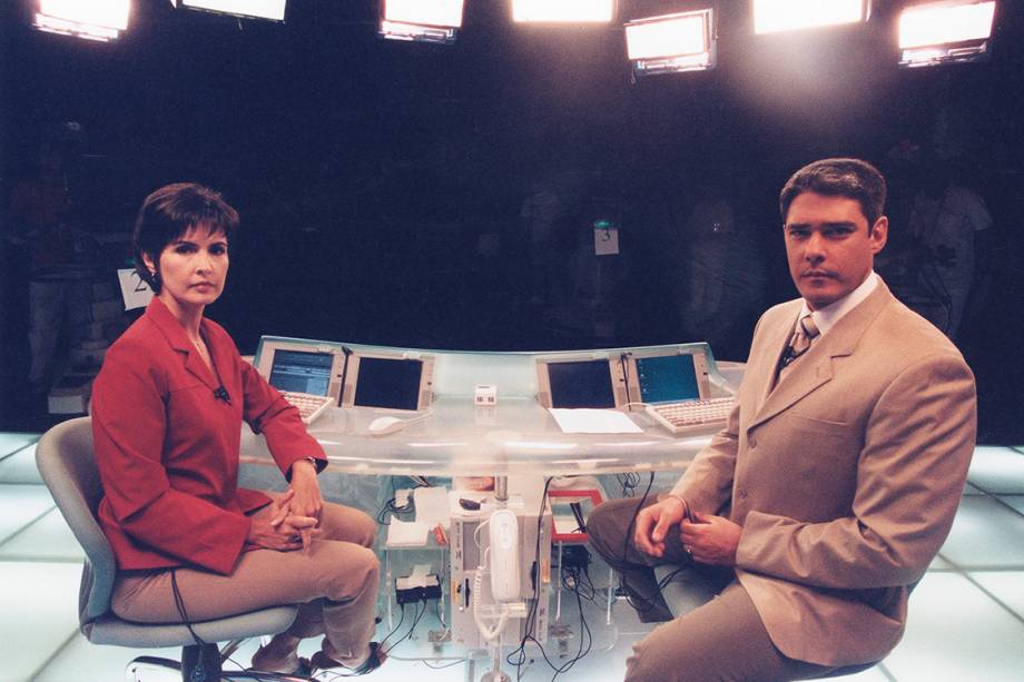 Fátima Bernardes e William Bonner durante intervalo do Jornal Nacional, em 2002