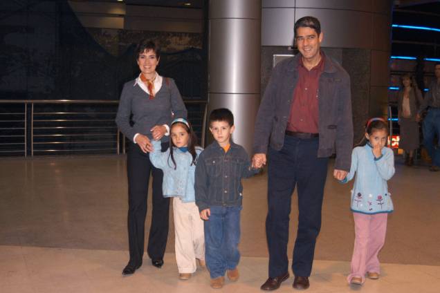 Fátima Bernardes e William Bonner com os filhos Laura, Vinícius e Beatriz, passeando no shopping New York City Center, em 2003