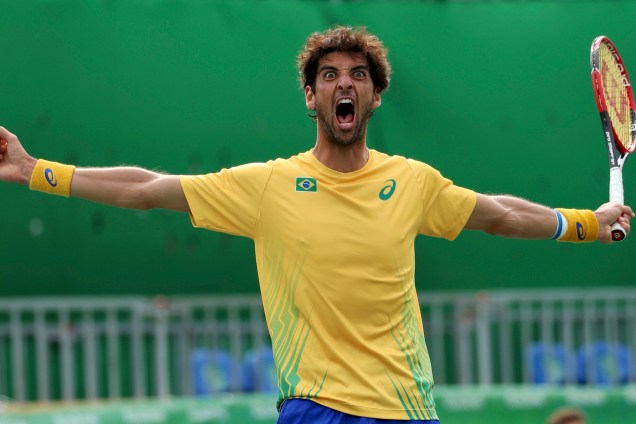 O tenista brasileiro Thomaz Bellucci comemora após vitória por 2 sets a 0 na partida contra o belga David Goffin