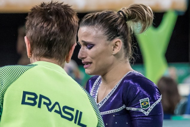 Jade Barbosa deixa o tablado chorando após sofrer uma lesão na disputa do individual geral - 11/08/2016