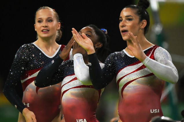 Seleção de ginástica artística dos Estados Unidos durante a final por equipes, nas Olimpíadas Rio 2016
