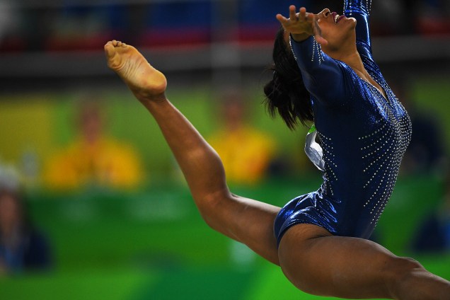 A ginasta Rebeca Andrade se apresenta no solo, durante final por equipes, nas Olimpíadas Rio 2016