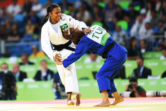 A judoca brasileira Érika Miranda, derrota a tunisiana Hela Ayari, no torneio de judô feminino, categoria 52kg, na Arena Carioca 2 - 07/08/2016
