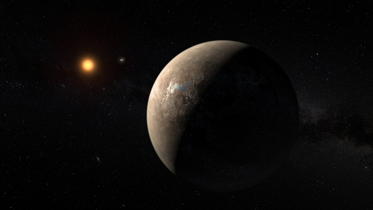 Impressão artística mostra o planeta Proxima b orbitando a estrela anã vermelha Proxima Centauri, a estrela mais próxima do sistema solar. A estrela dupla Alpha Centauri AB também aparece na imagem entre o planeta e Proxima Centauri