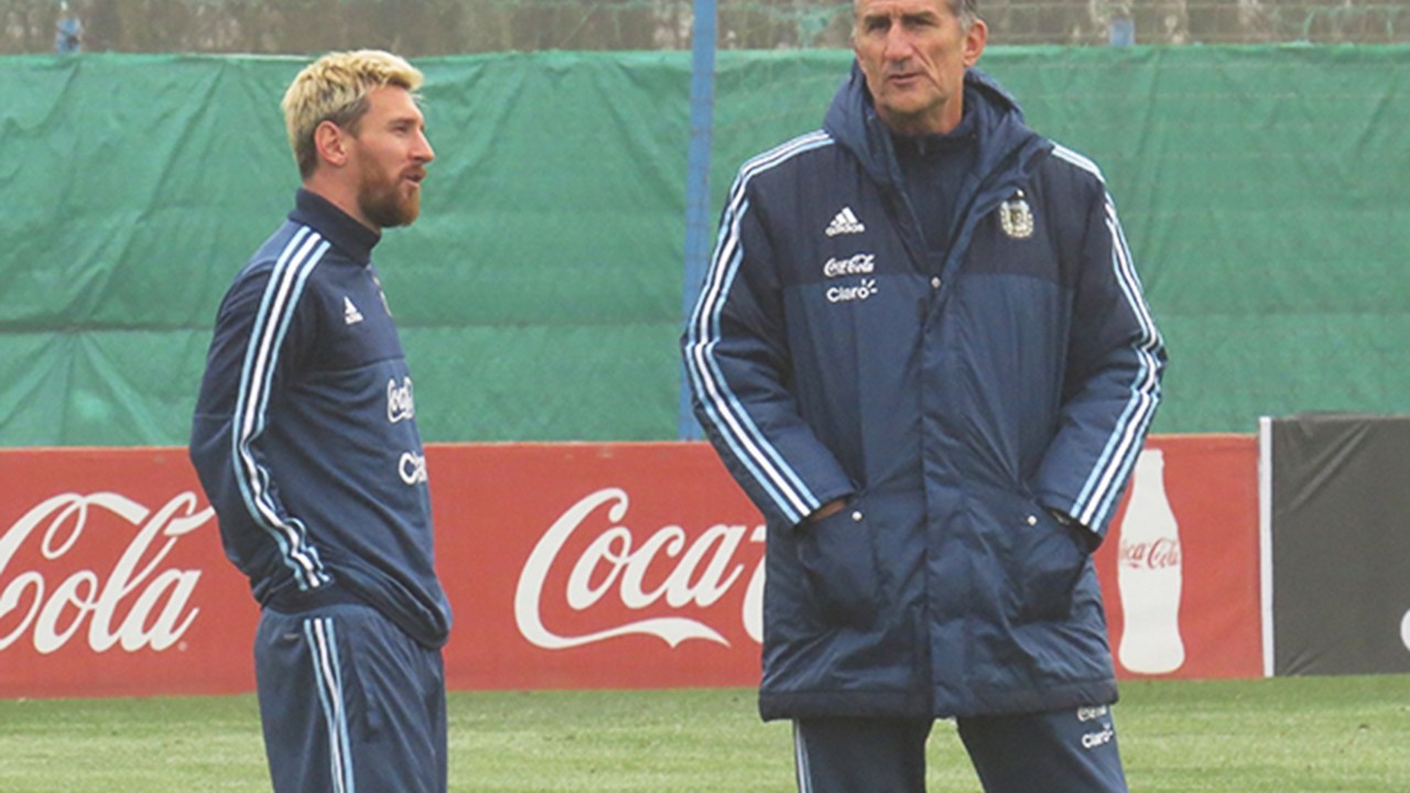 Lionel Messi e Edgardo Bauza durante treino da seleção argentina em Ezeiza, em preparação para partida das eliminatórias