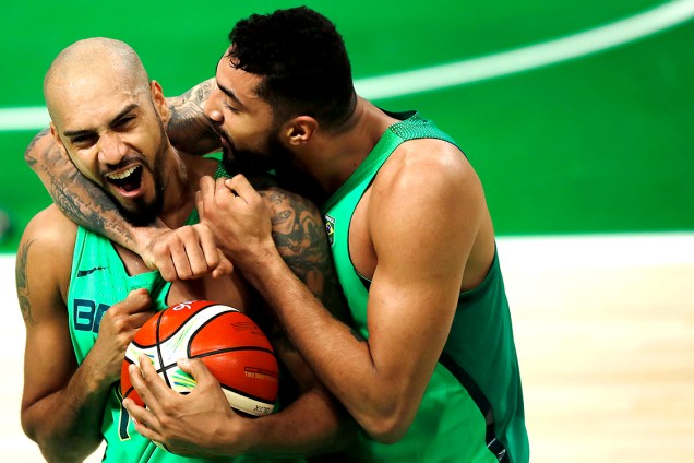 Marquinhos e Augusto Lima comemoram a vitória do Brasil sobre a Espanha no basquete masculino, nas Olimpíadas Rio 2016