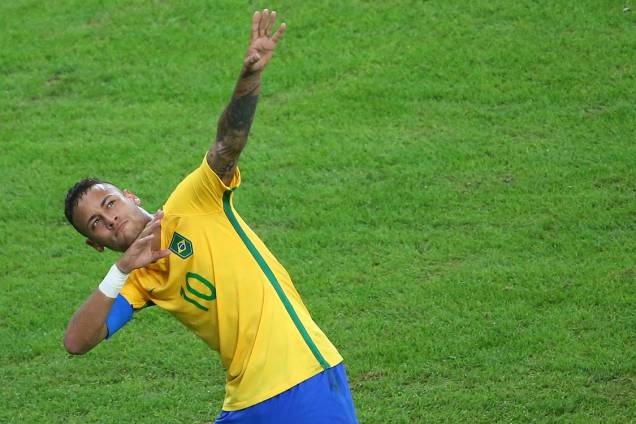 Neymar faz gesto para Usain Bolt após marcar gol de de falta sobre a Alemanha, na final do futebol masculino nas Olimpíadas Rio 2016
