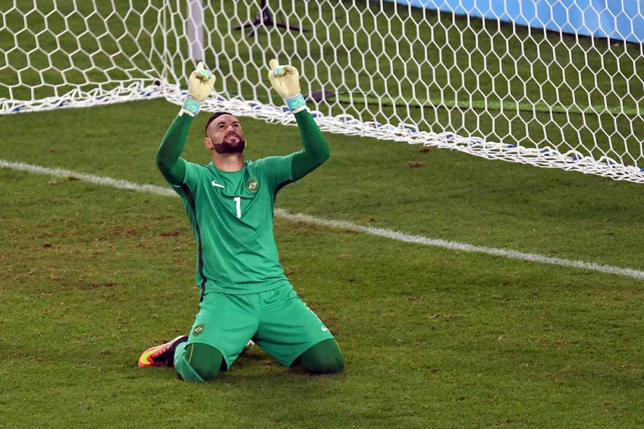 O goleiro Weverton comemora após defender pênalti, na final do futebol masculino no Maracanã