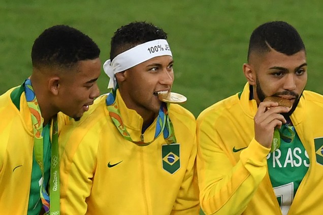 Gabriel Jesus, Neymar e Gabriel Barbosa, recebem a medalha de ouro após vencerem a Alemanha nos pênaltis
