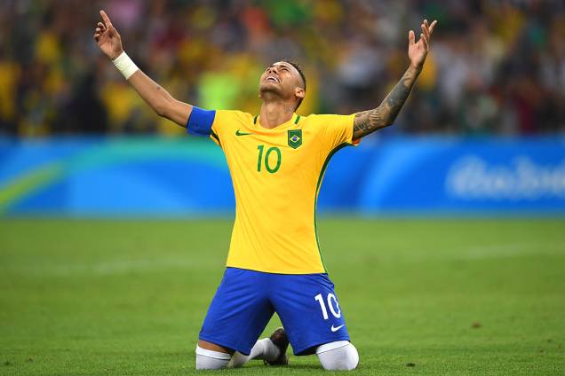 Neymar comemora após marcar gol de pênalti sobre a Alemanha