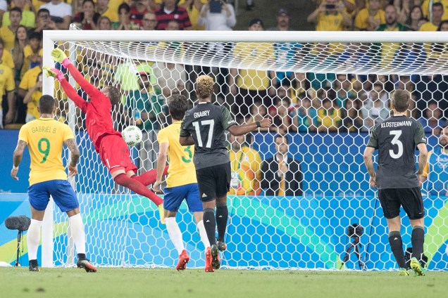 Em cobrança de falta perfeita, Neymar abre o placar para o Brasil sobre a Alemanha