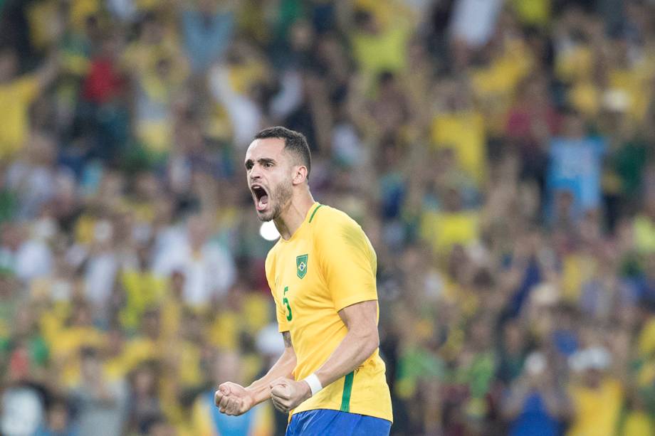 Renato Augusto comemora após marcar gol de pênalti sobre a Alemanha